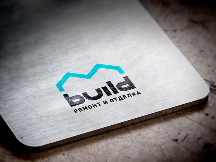 Логотип M-build на металлической поверхности