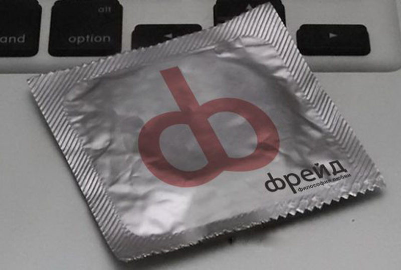 Упаковка презерватива с логотипом Фрейда